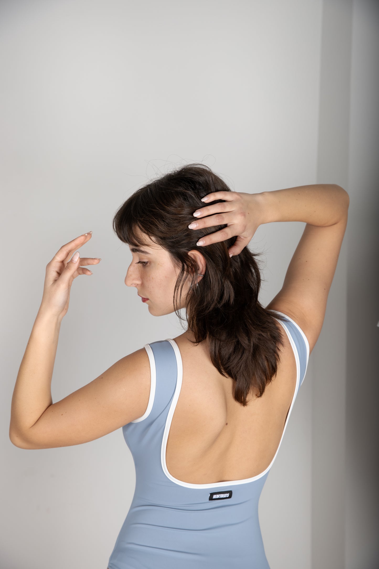 Λεπτομέρεια ανοιχτής πλάτης performance leotard με χοντρές τιράντες